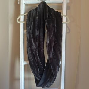 Women’s NORTH FACE infinity black faux fur scarf. NWOT. One size .